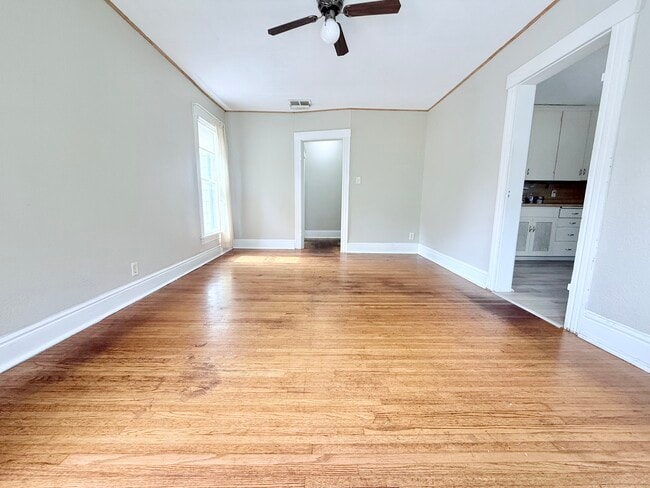 Living Room - 900 W Parker St Unit B