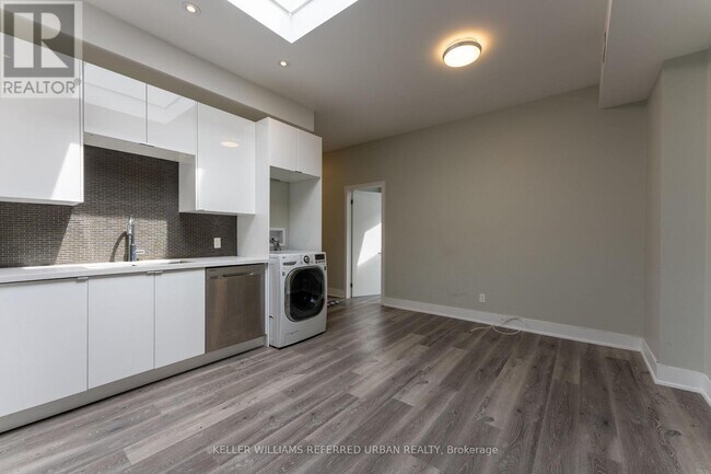 Photo - 400 Queen St W Unit 1