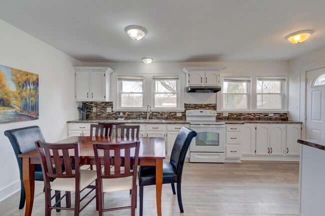 Photo - 701 W Hanna Ave