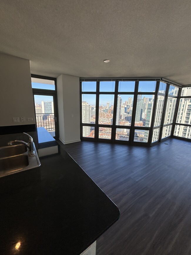 Building Photo - 333 N Desplaines St Unit 2710 Rental
