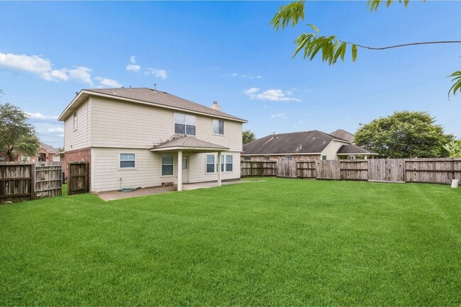 Building Photo - 5811 Village Grove Dr