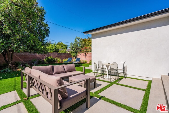 Photo - 19602 Hamlin St