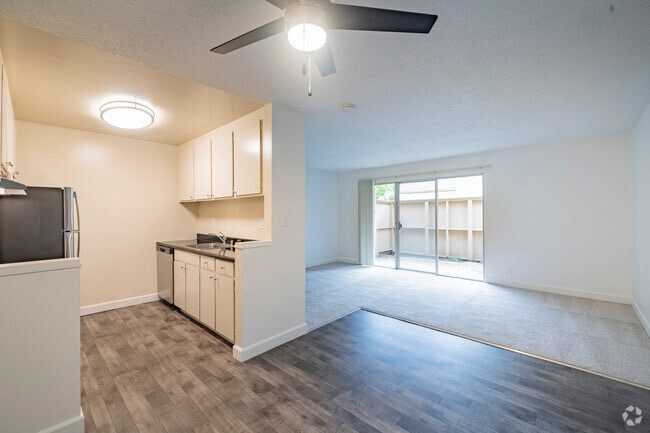 1BR, 1BA - 660SF - Dining Room - Parkway Green