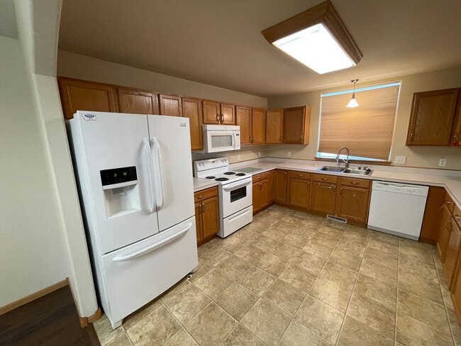 Large 4 bedroom home available! - Large 4 bedroom home available!