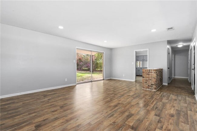 Photo - 207 Cache Cir