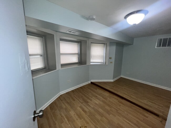 Photo - 2701 E 75th Pl Unidad BSMT