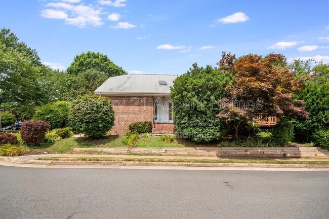 Photo - 4572 Shetland Green Rd