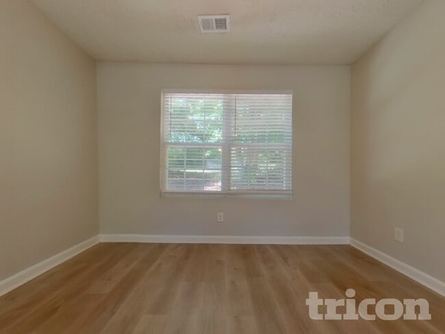 Photo - 156 Bridgestone Ln
