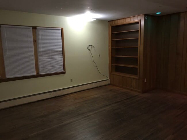 Photo - 2 Ford Unit B