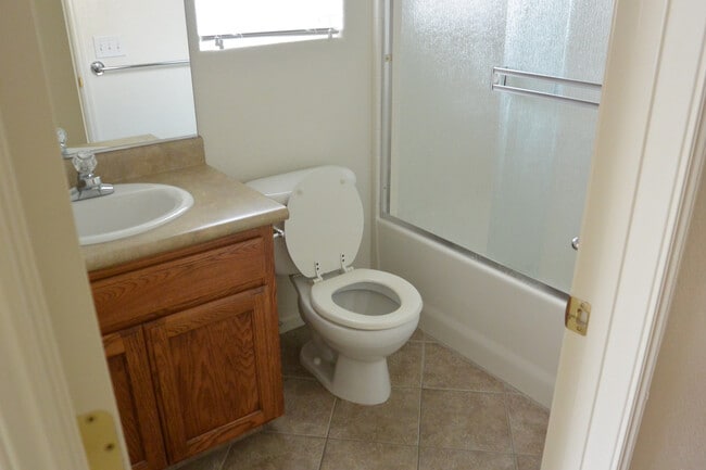 Photo - Nice 2 Bedroom home with an office in South East Visalia off of Caldwell and Pinkham