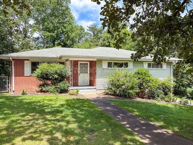 Building Photo - 1127 Clermont Dr