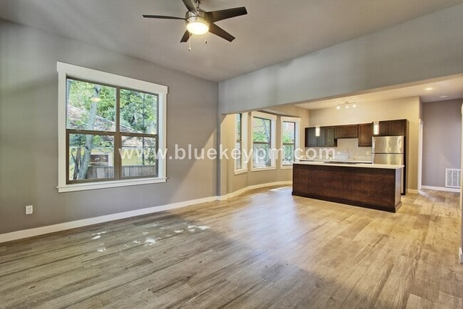 Photo - 2 Bed, 2 Bath Unit in Laurelhurst in Beautiful Tri Plex