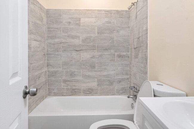 Photo - 2869 Greenwood Ave