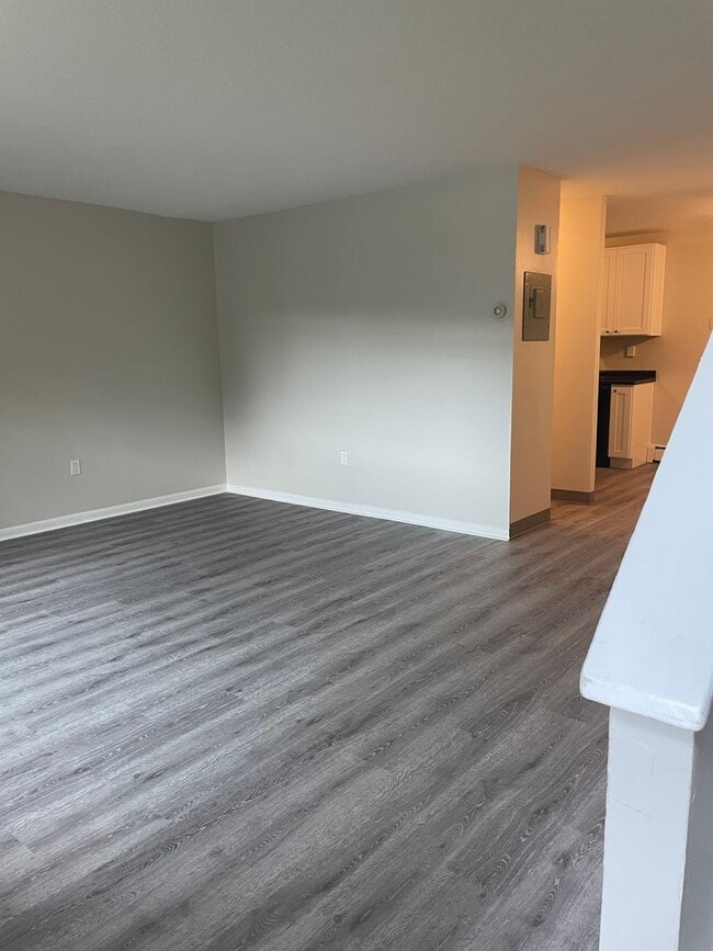 Spacious 3 Bedroom Townhouse - Spacious 3 Bedroom Townhouse Unit H-10