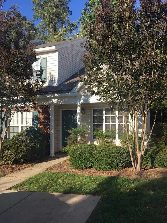 Building Photo - 3 Bed 2 Bath Townhome Available