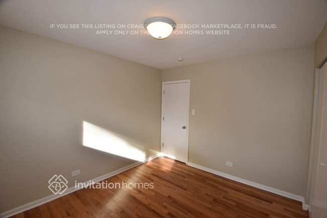 Photo - 724 W James St