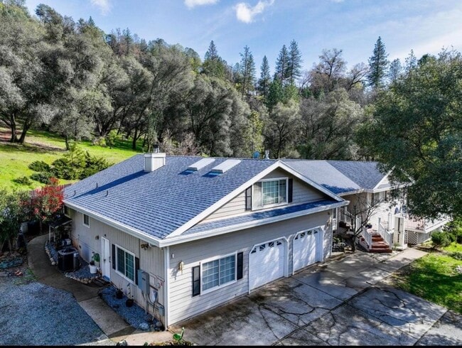Building Photo - Grass Valley Unit 2