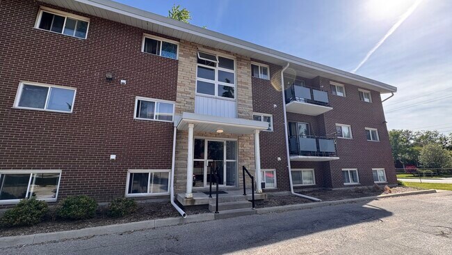 Building Photo - 30 Brant Av