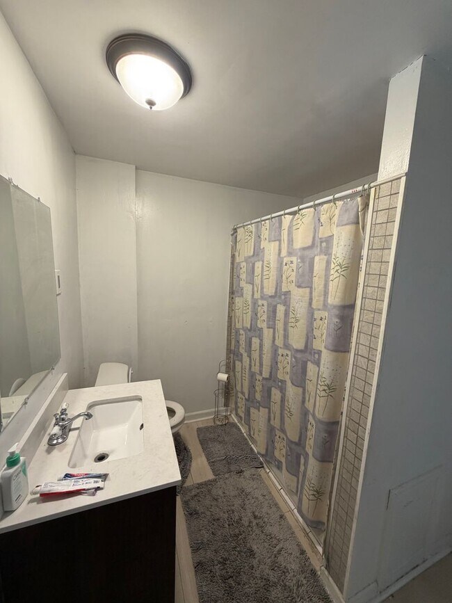 Photo - 879 Chalker St
