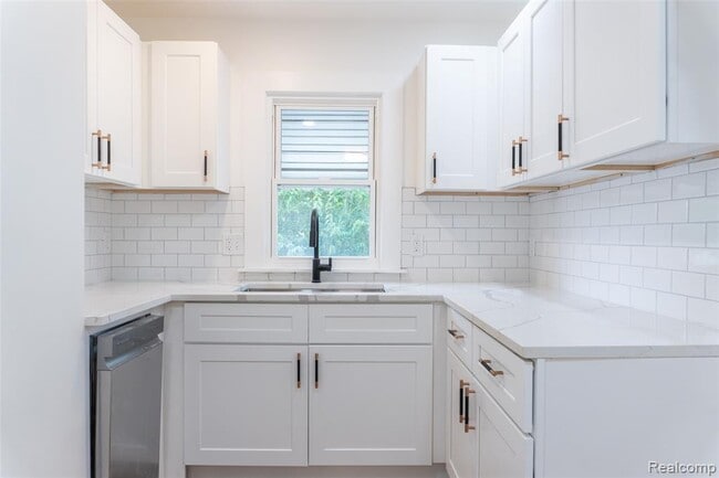 Photo - 21200 Collingham Ave