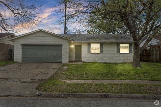 Building Photo - 1671 S Pecan Ave Rental