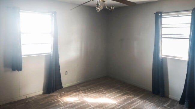 Photo - 204 Truman St