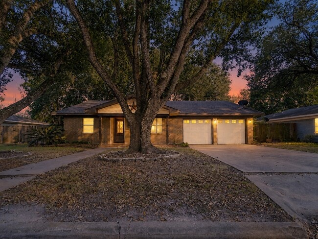 Building Photo - 2728 Encino Ave