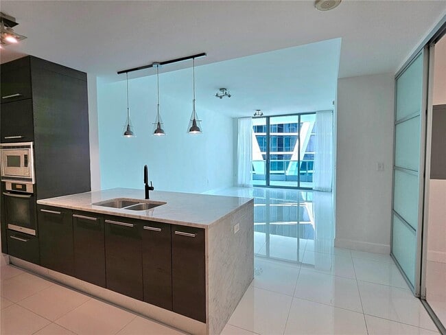 Building Photo - 900 Biscayne Blvd Unit 4210