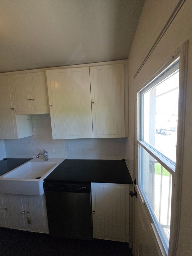 Building Photo - 3564 Sapphire Dr Unit 4
