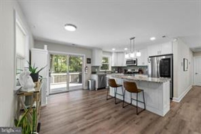 Photo - Modern 4 bedroom with fenced backyard House