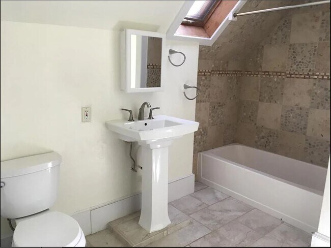 Photo - 718 E Broadway St