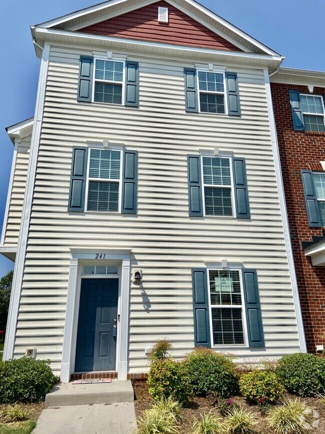 Building Photo - 4BD/3.5BA Gorgeous End Unit Townhouse with...