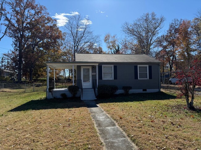 Building Photo - Charming 2 Bedroom Home With Spacious Yard!