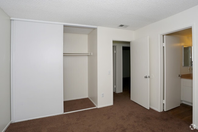 Habitación principal y baño - Ironwood Villas