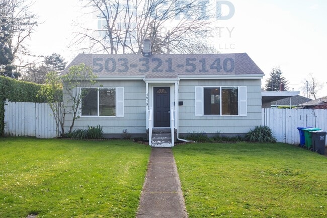 Building Photo - 2 Bedroom Bungalow in Northeast Portland - Huge Backyard!