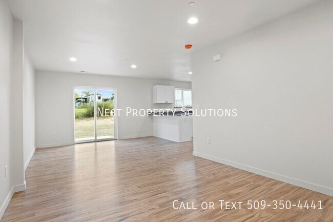 215 W 1st St Unit 4