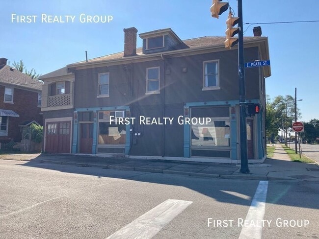 Building Photo - 104 1/2 E. Pearl Street-