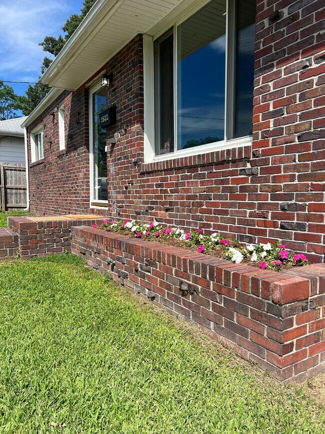 Photo - Mid - Century Modern Dream!   WILLOW TERRACE