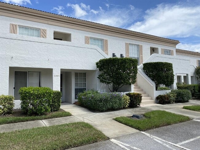 Building Photo - 5205 Wedgewood Ln Unit 15