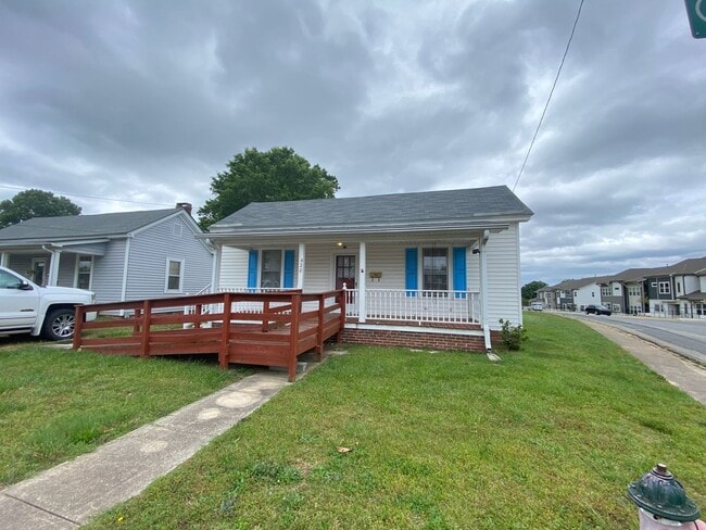 Large 2 bed 1 bath home located blocks fro... - Large 2 bed 1 bath home located blocks fro...