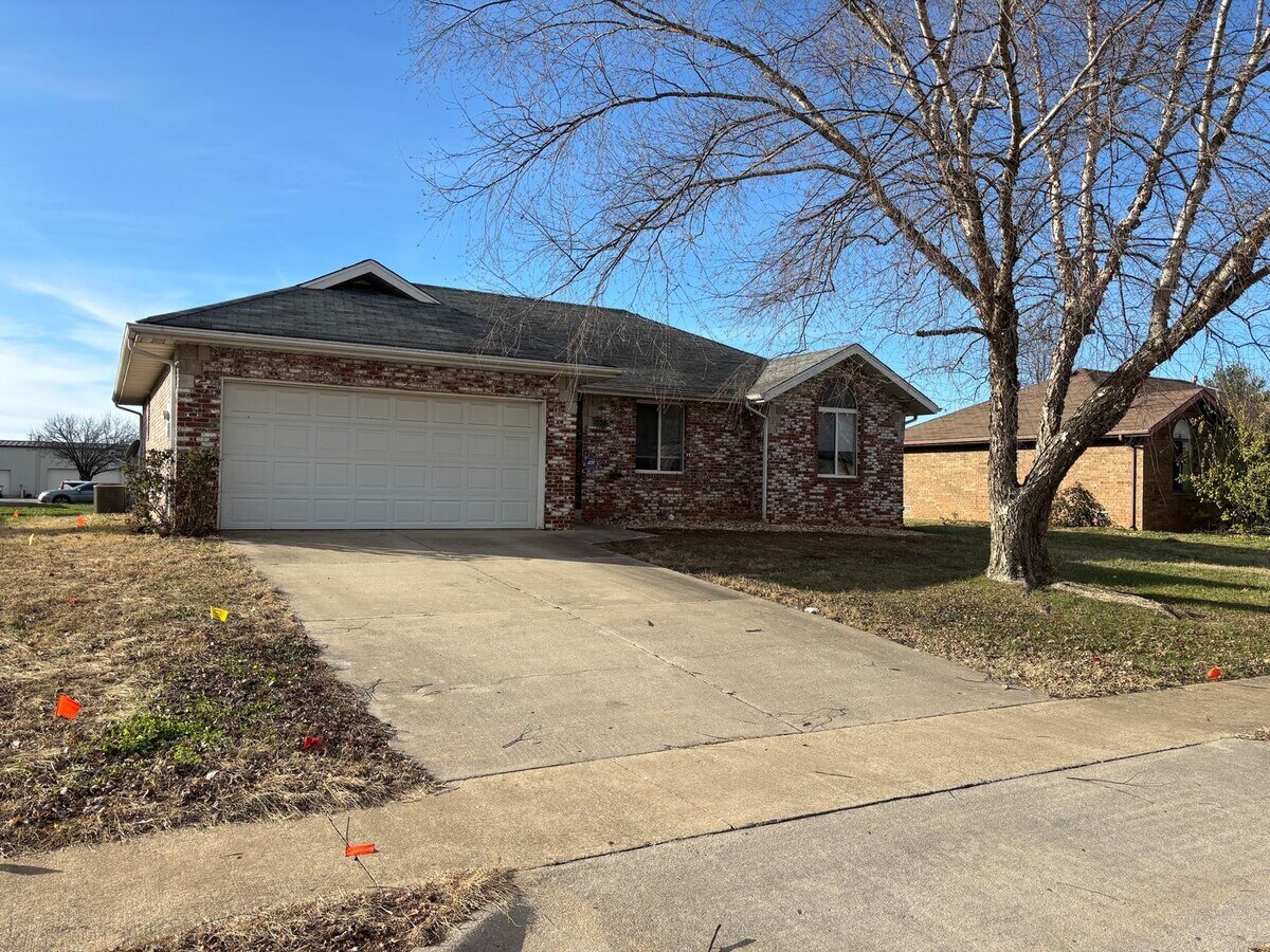 Photo - All brick 3/2/2 located in the Kickapoo boundaries, walking distance from Cherokee Middle School.