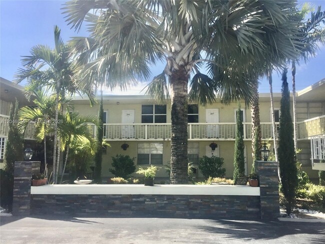 Building Photo - 1720 Funston St Unit 203