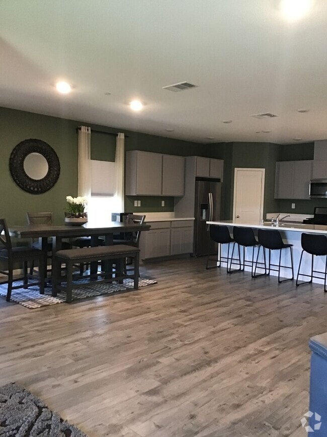 Building Photo - Beautiful home Near bus/transportation for...