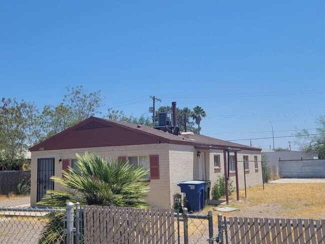 Building Photo - Spacious 2-Bed, 1-Bath Home | Large Shared Yard & Prime Commuter Access