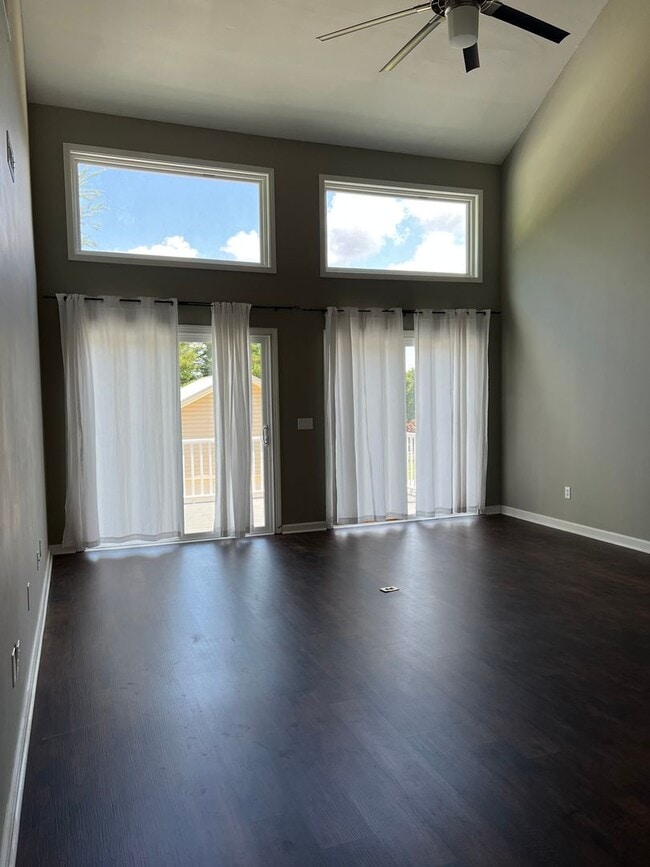 Photo - 107 Kingswood Dr