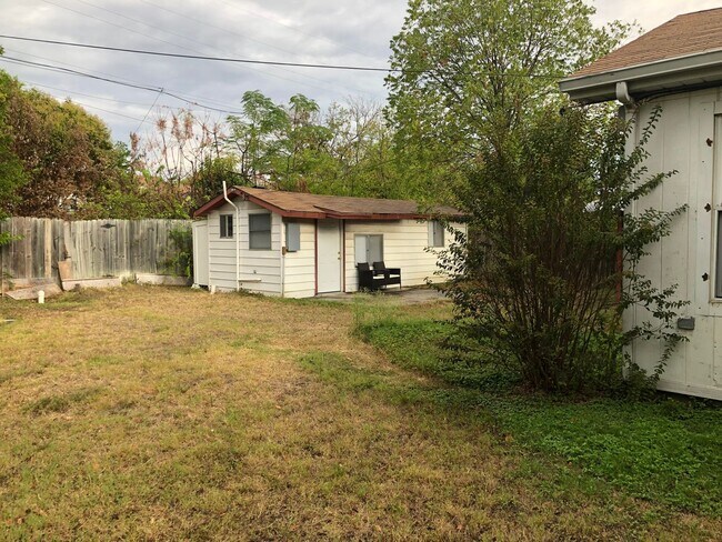 Photo - 903 Conder St