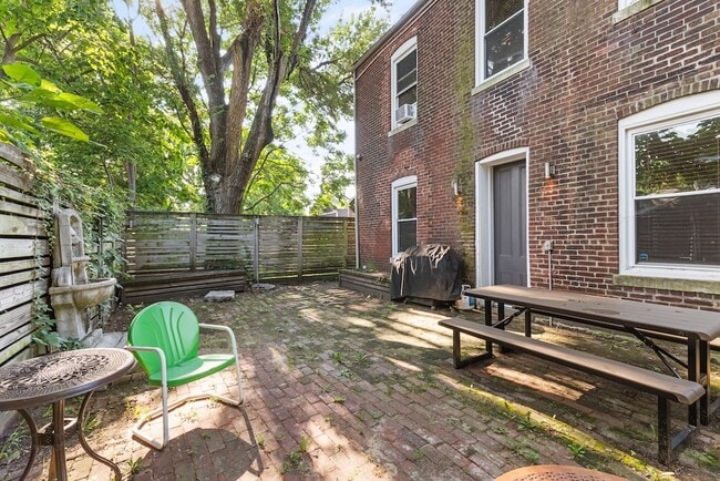 Photo - 717 Lampton St