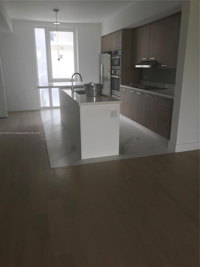 Photo - 1000 99th St