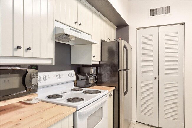 Photo - 322 Villa Cir Unit 322