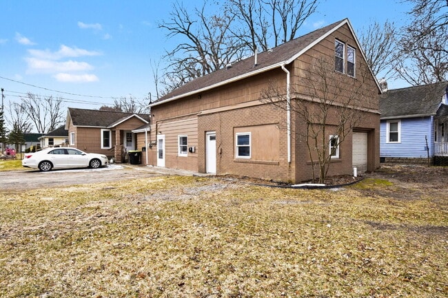 Building Photo - 2 Bedroom Rental Loft With Garage - $1150/Month Unit 4